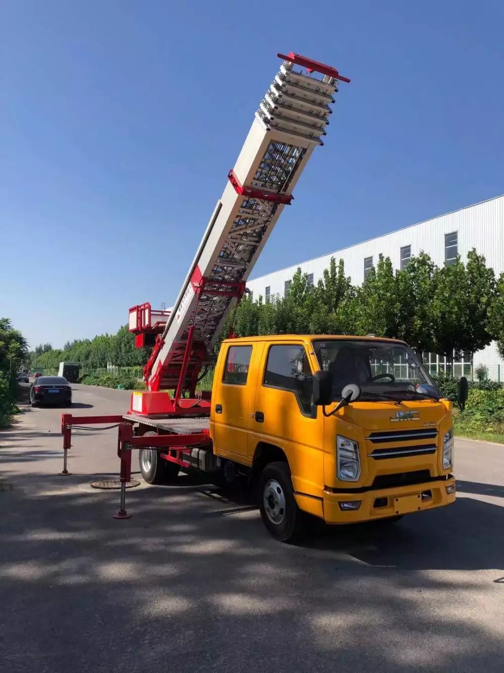 无锡梁溪附近的云梯车出租服务：轻松解决高空作业需求