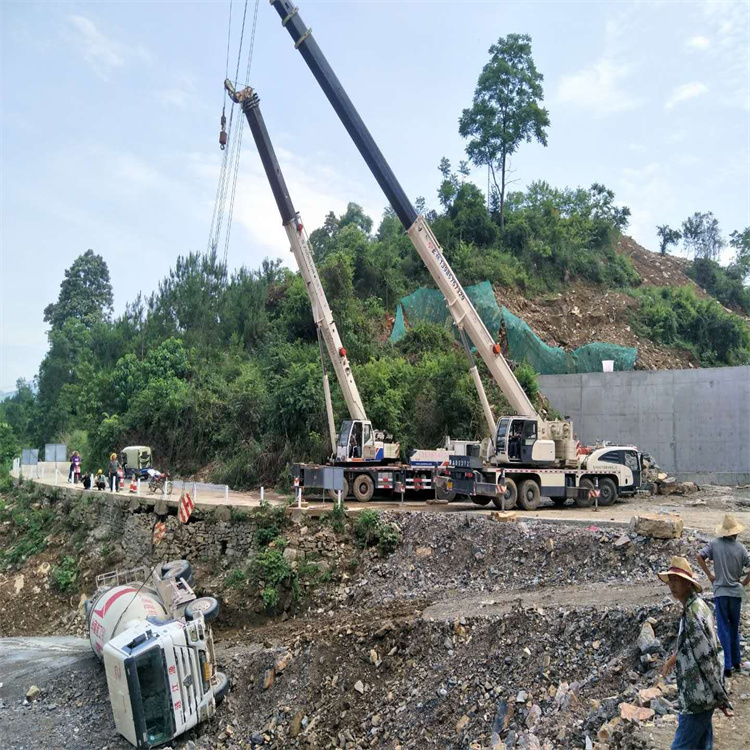 无锡梁溪汽车掉沟里叫吊车救援要多少钱